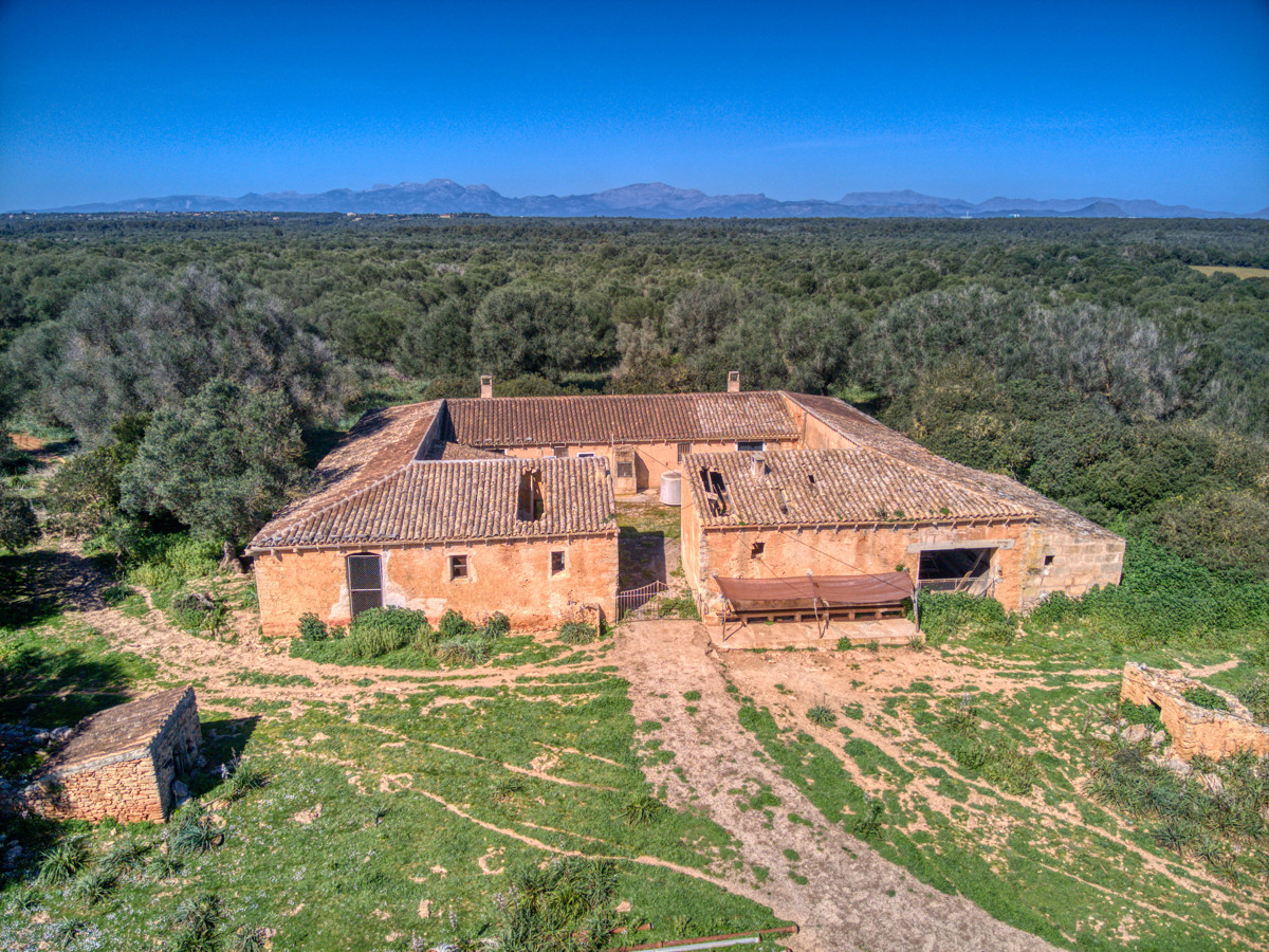 Histórica-mansión-con-vistas-al-mar-y-montañas-cerca-de-Son-Serra-Mari