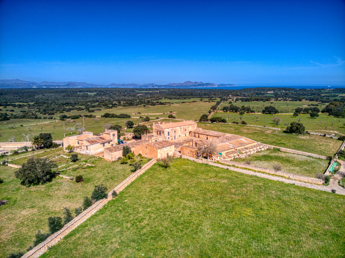 Histórica-mansión-con-vistas-al-mar-y-montañas-cerca-de-Son-Serra-Mari