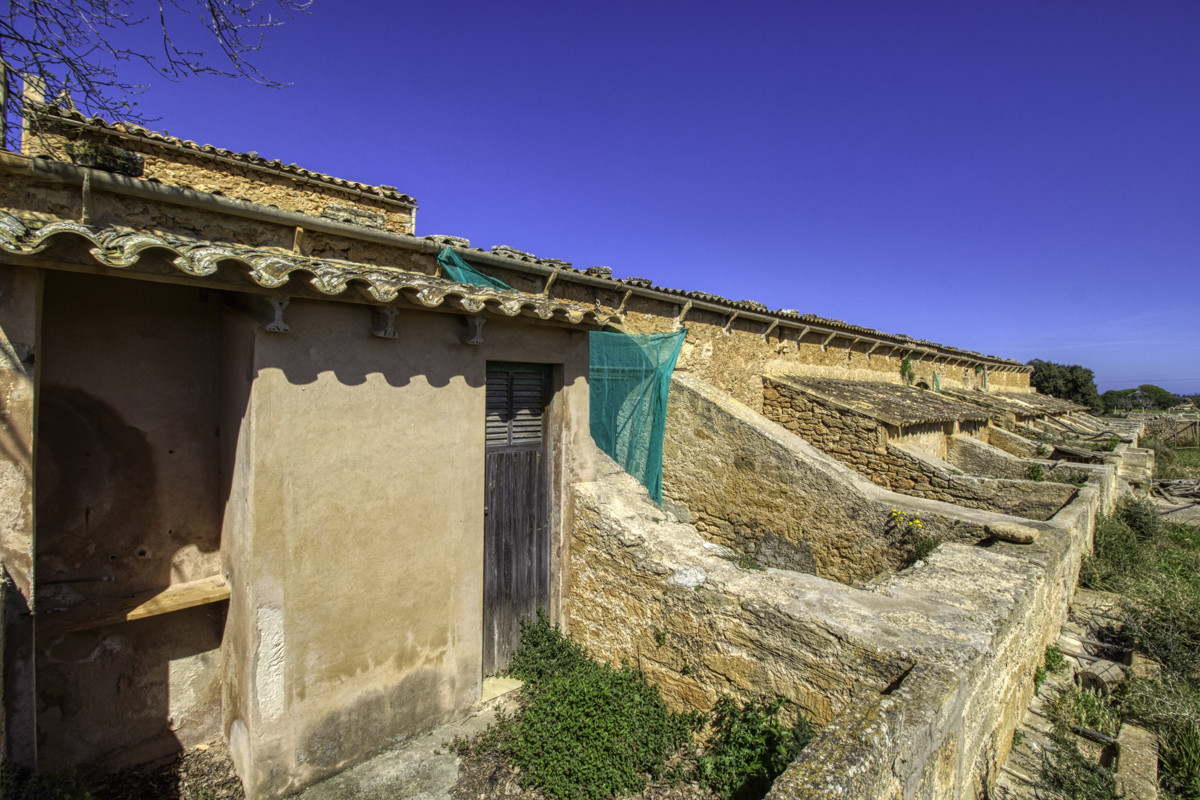 Histórica-mansión-con-vistas-al-mar-y-montañas-cerca-de-Son-Serra-Mari