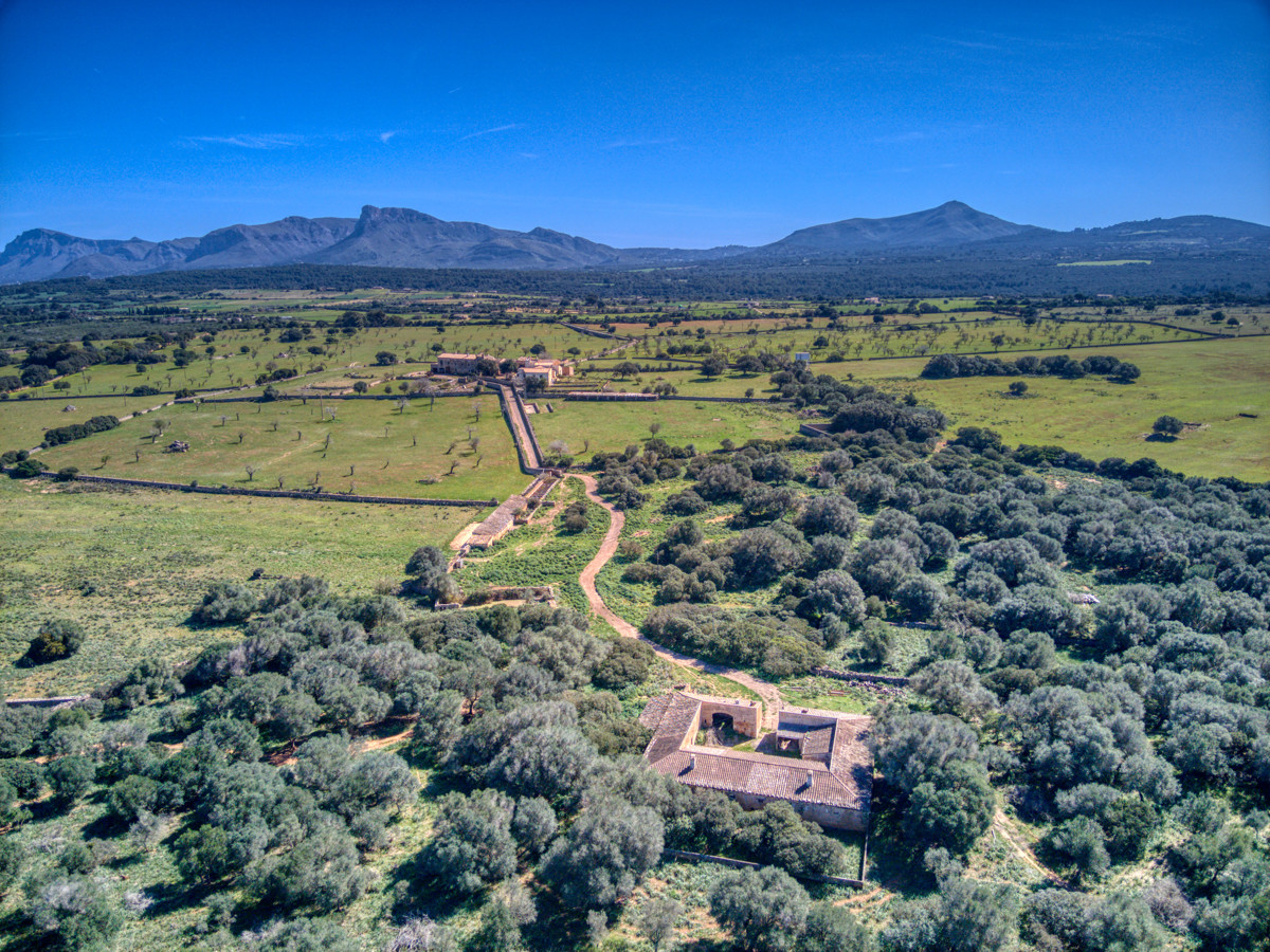 Histórica-mansión-con-vistas-al-mar-y-montañas-cerca-de-Son-Serra-Mari