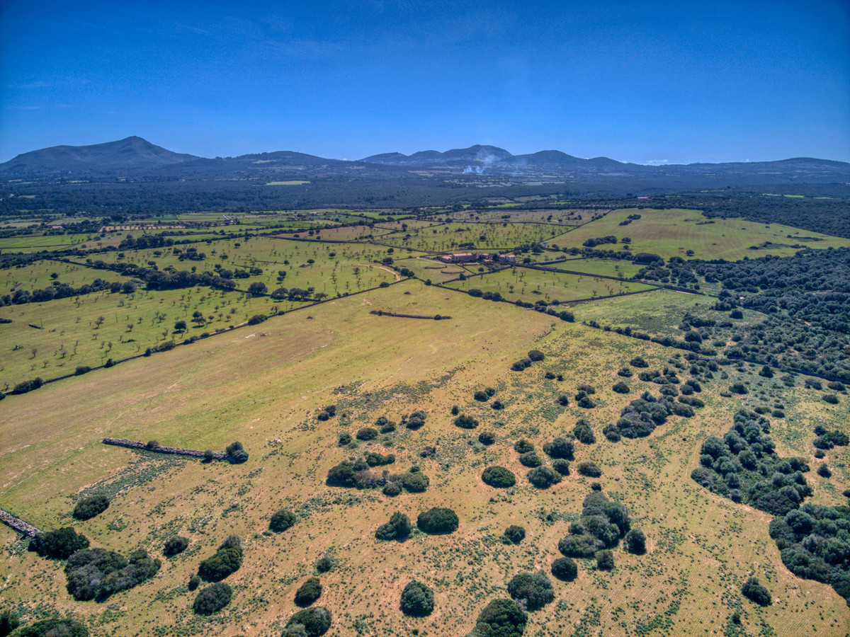 Histórica-mansión-con-vistas-al-mar-y-montañas-cerca-de-Son-Serra-Mari