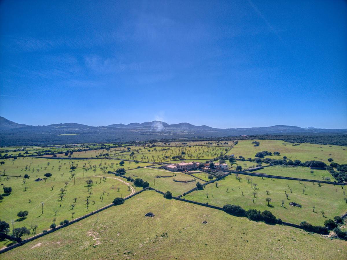 Histórica-mansión-con-vistas-al-mar-y-montañas-cerca-de-Son-Serra-Mari