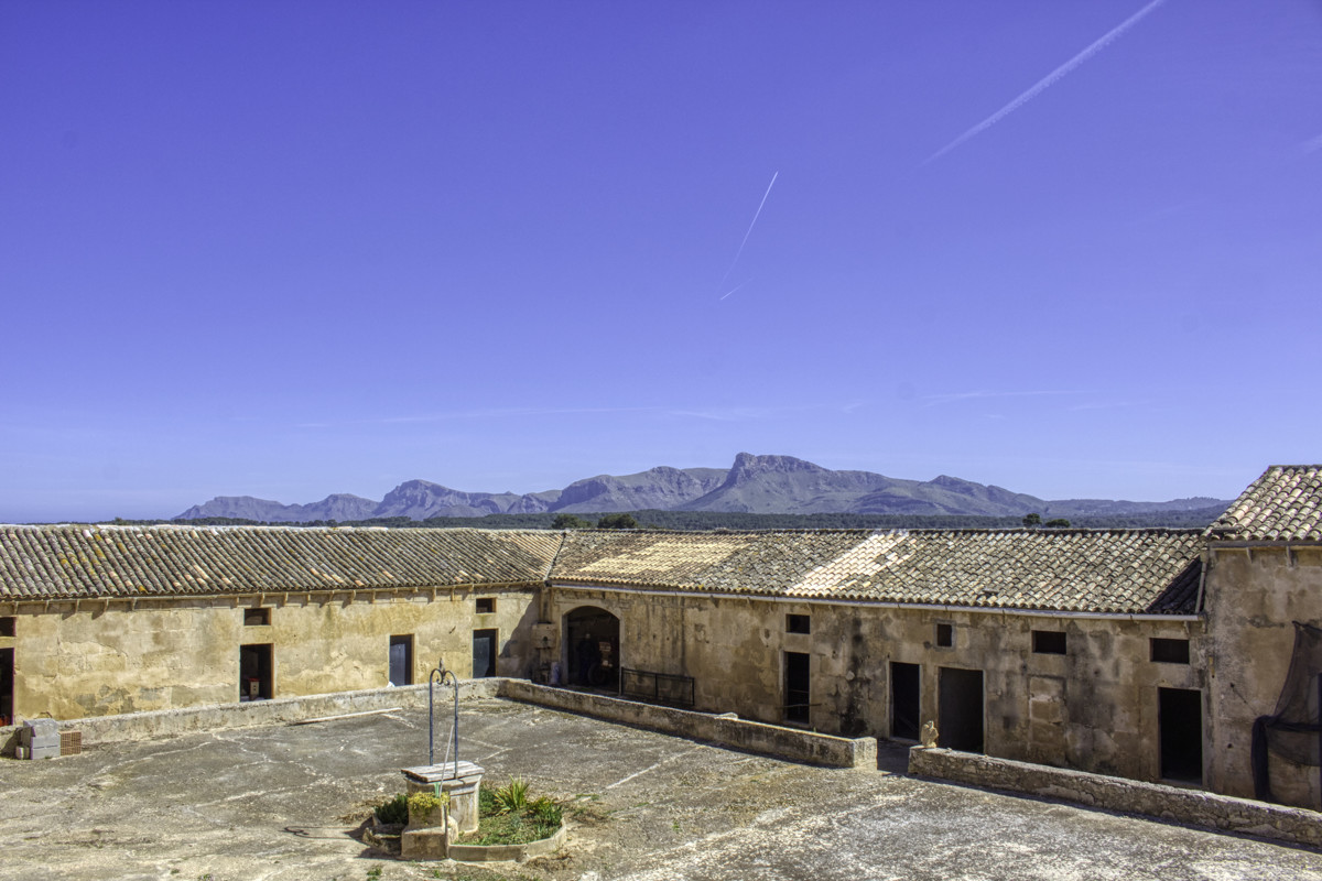 Histórica-mansión-con-vistas-al-mar-y-montañas-cerca-de-Son-Serra-Mari