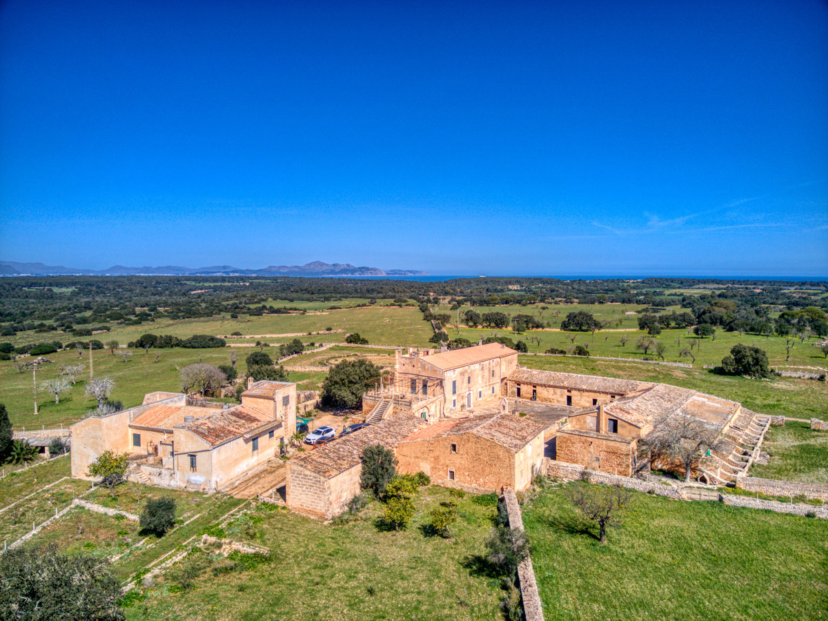 Histórica-mansión-con-vistas-al-mar-y-montañas-cerca-de-Son-Serra-Mari