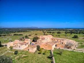Histórica-mansión-con-vistas-al-mar-y-montañas-cerca-de-Son-Serra-Mari 