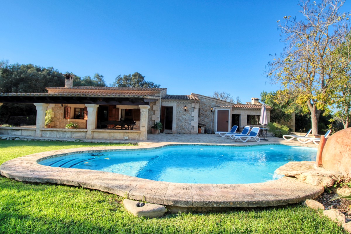Finca-con-piscina-y-licencia-vacacional-en-Pollensa