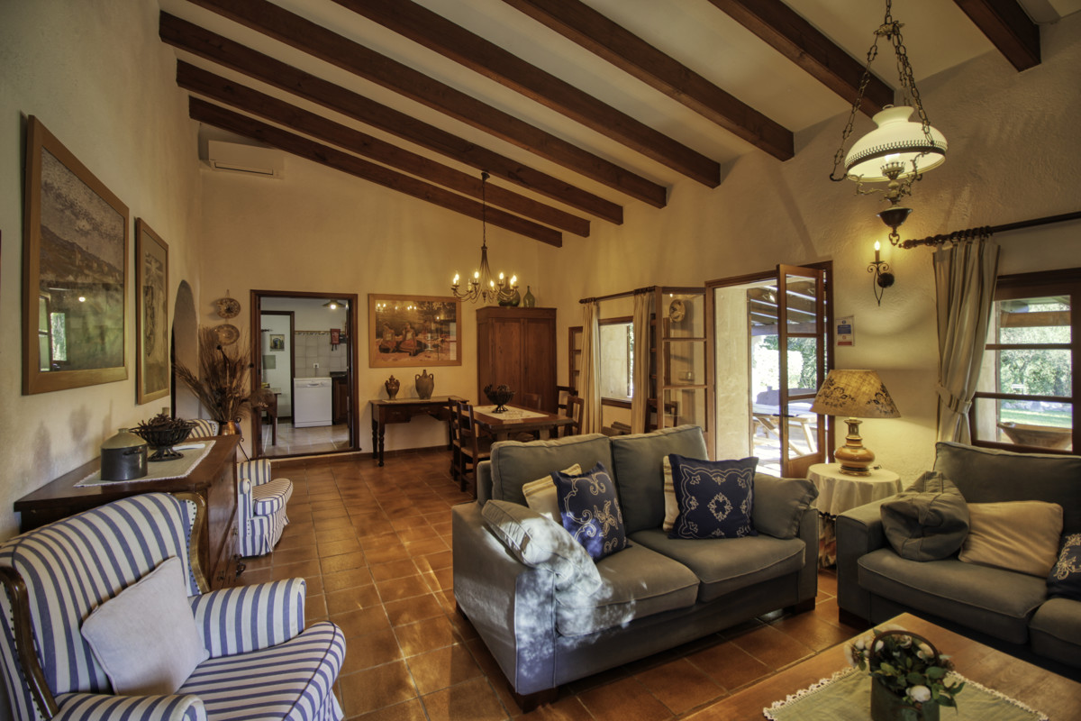 Finca-con-piscina-y-licencia-vacacional-en-Pollensa