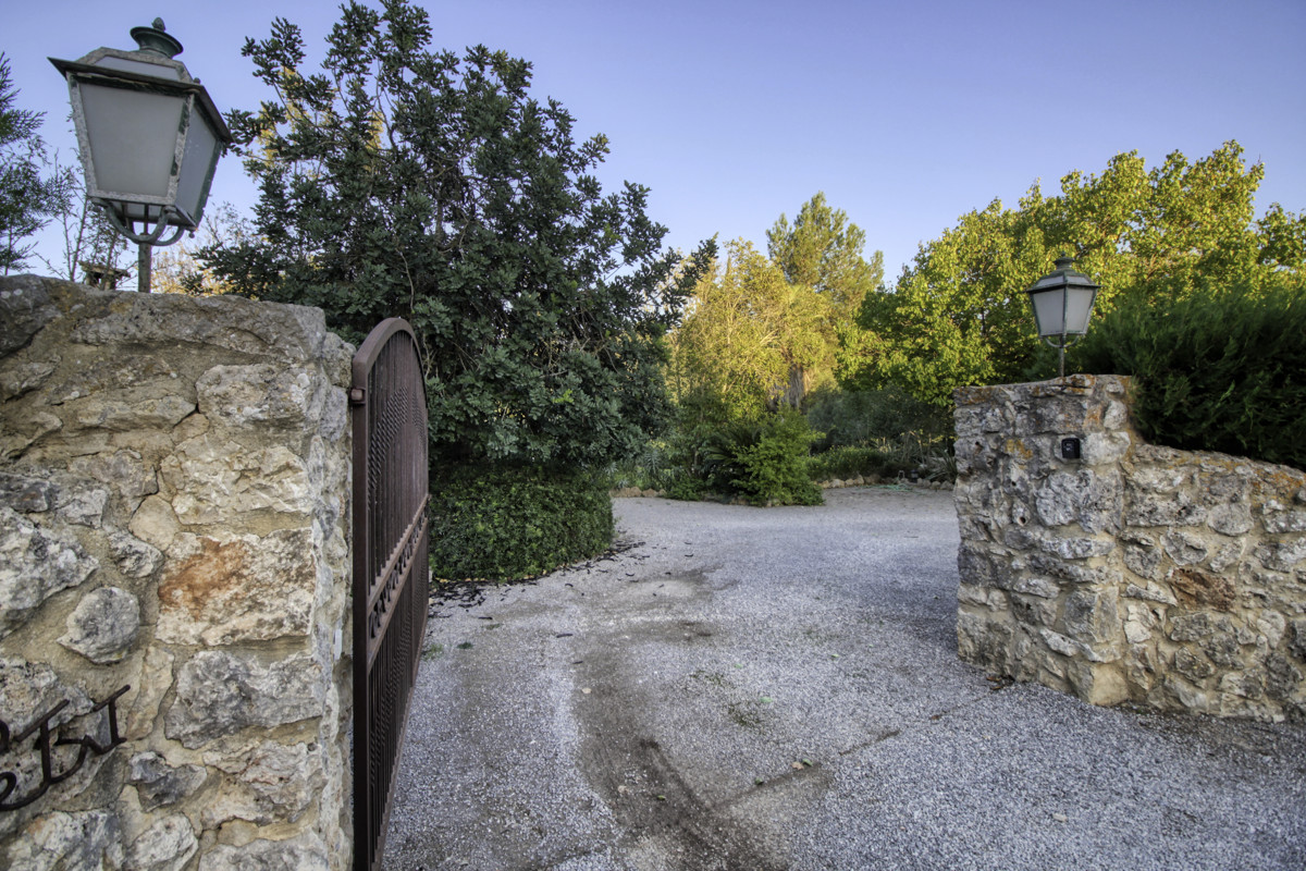 Finca-con-piscina-y-licencia-vacacional-en-Pollensa