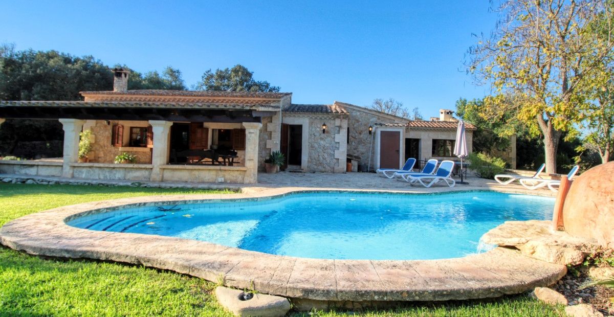 Finca-mit-Pool-und-Urlaubslizenz-in-Pollensa
