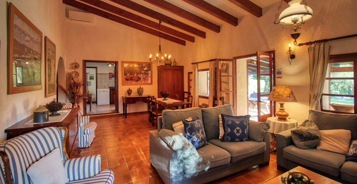 Finca-mit-Pool-und-Urlaubslizenz-in-Pollensa