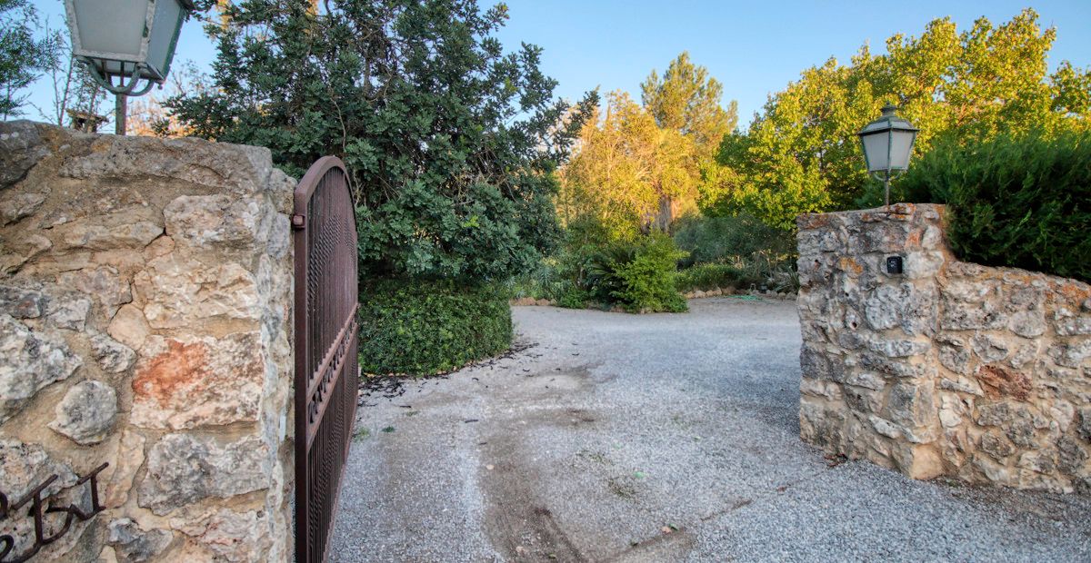Finca-mit-Pool-und-Urlaubslizenz-in-Pollensa