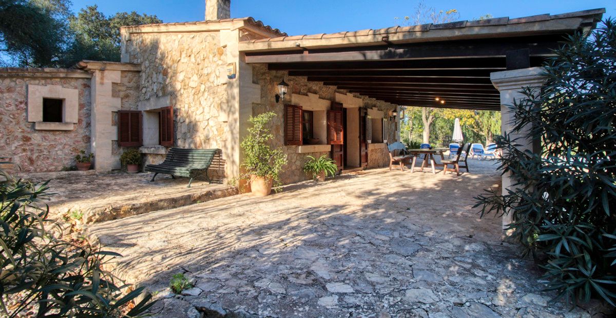 Finca-mit-Pool-und-Urlaubslizenz-in-Pollensa