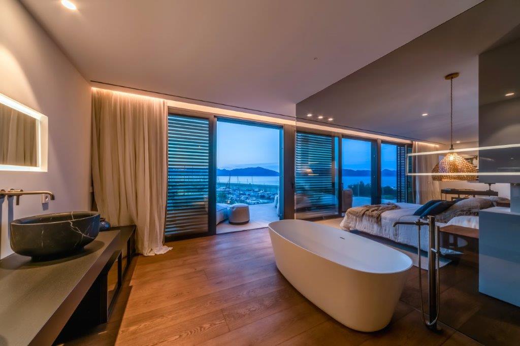 Luxury-villa-in-front-of-the-port-of-BonAire-in-the-bay-of-Alcudia