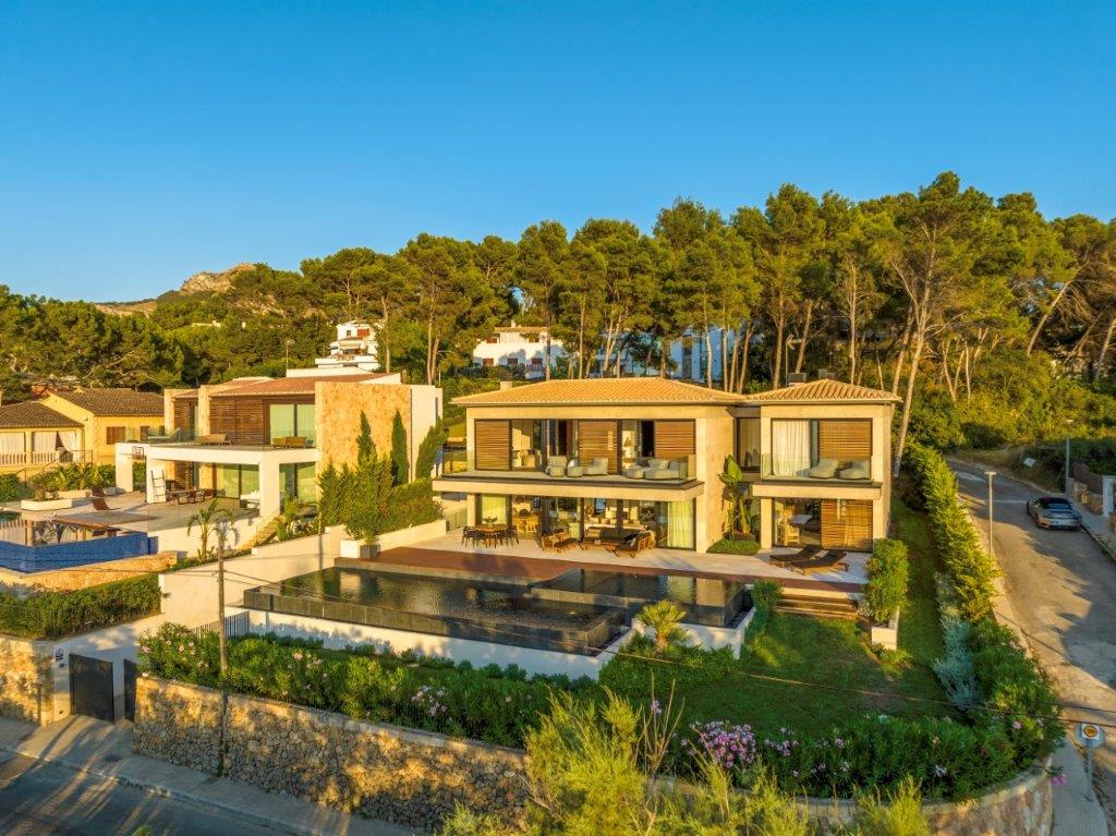 Luxury-villa-in-front-of-the-port-of-BonAire-in-the-bay-of-Alcudia