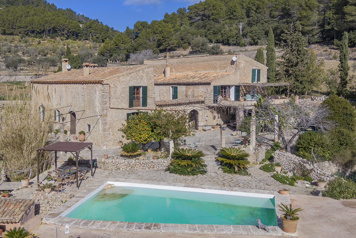 Histórica-finca-con-licencia-vacacional-y-vistas-panoramicas-Esporlas-Mallorca