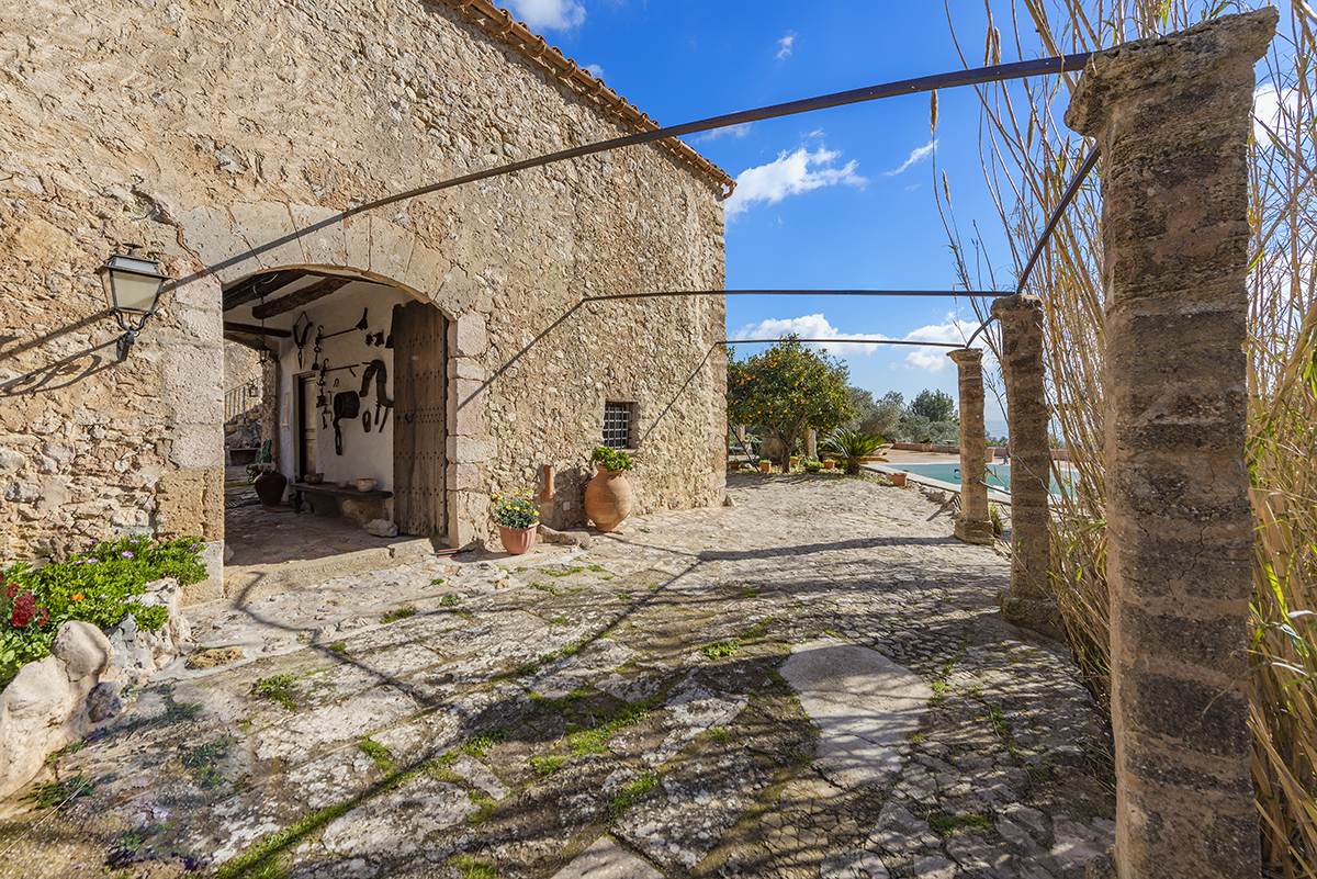 Histórica-finca-con-licencia-vacacional-y-vistas-panoramicas-Esporlas-Mallorca