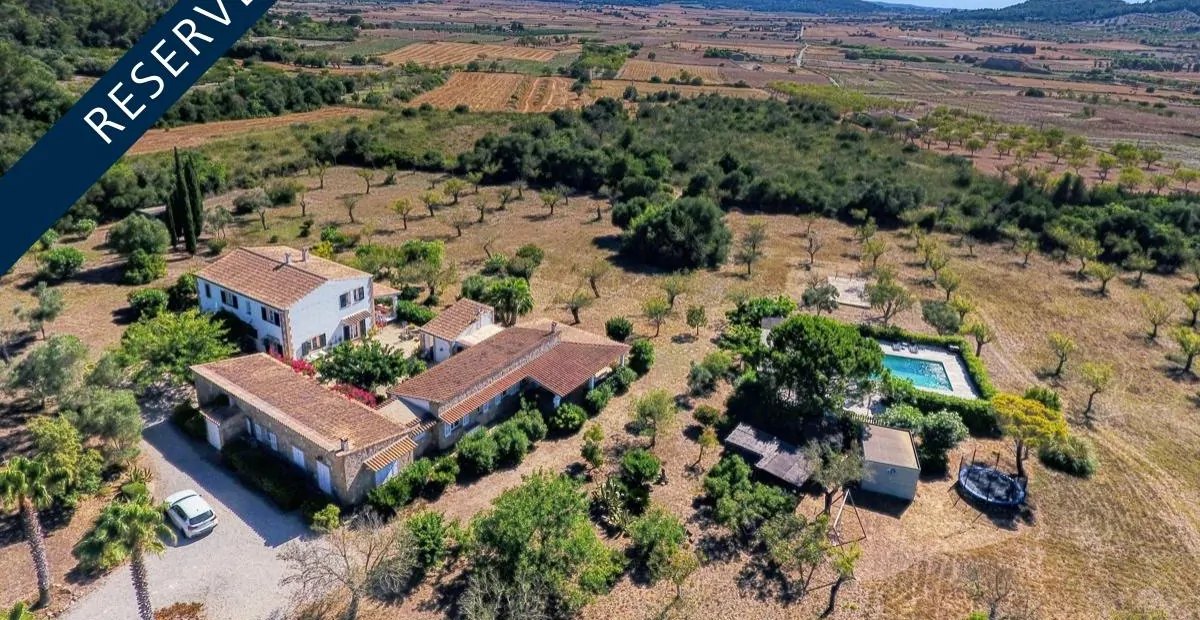 Prächtige-Finca-mit-Pool-und-großem-Grundstück-in-San-Joan-Mallorca