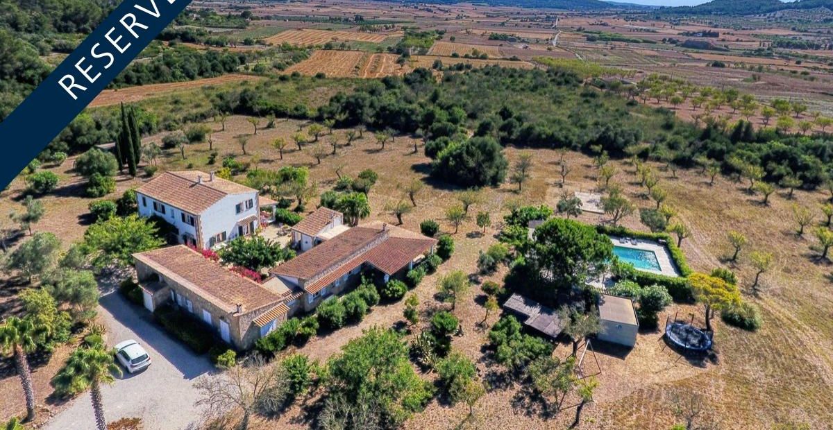 Prächtige-Finca-mit-Pool-und-großem-Grundstück-in-San-Joan-Mallorca