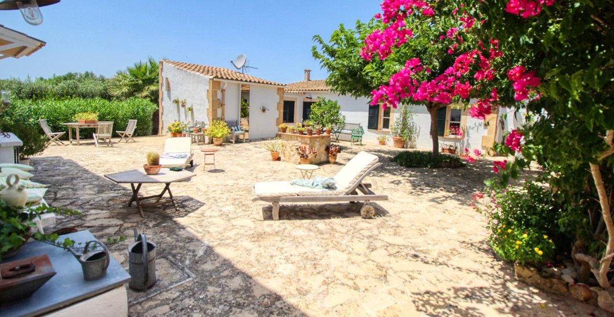 Prächtige-Finca-mit-Pool-und-großem-Grundstück-in-San-Joan-Mallorca