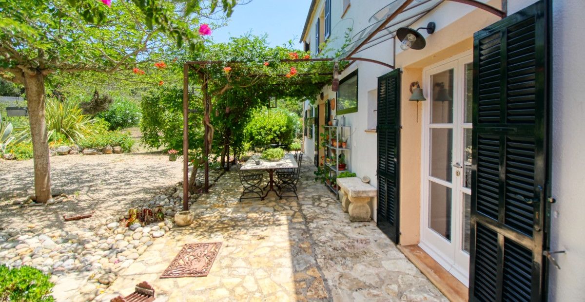 Prächtige-Finca-mit-Pool-und-großem-Grundstück-in-San-Joan-Mallorca