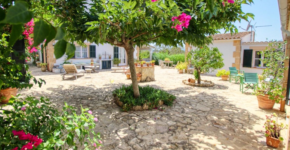 Prächtige-Finca-mit-Pool-und-großem-Grundstück-in-San-Joan-Mallorca