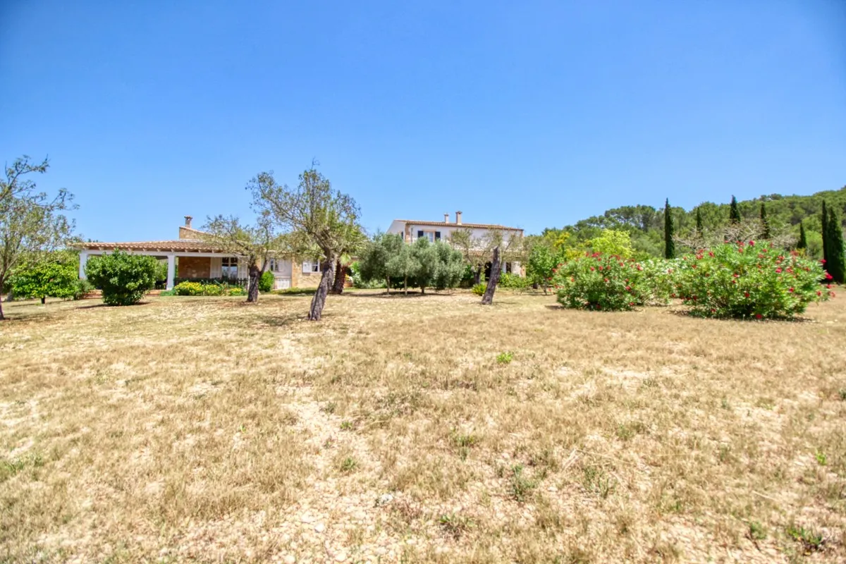 Prächtige-Finca-mit-Pool-und-großem-Grundstück-in-San-Joan-Mallorca