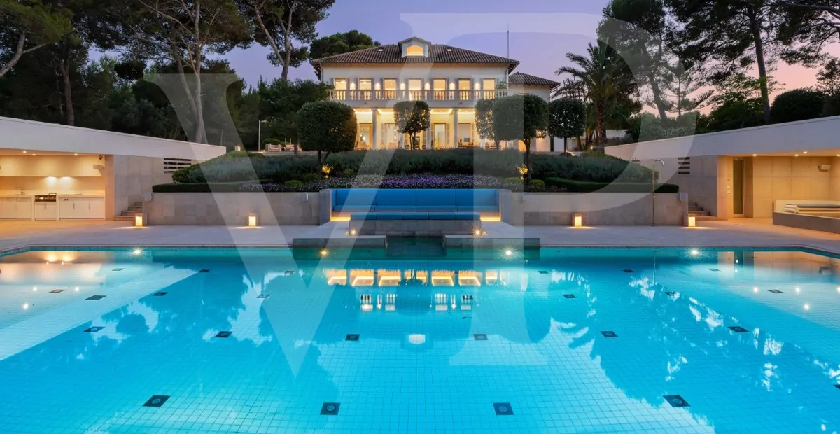 Einzigartiges historisches Luxusanwesen von 1920 mit Meerblick an der Bucht von Pollensa vor zwei Traumstränden gelegen