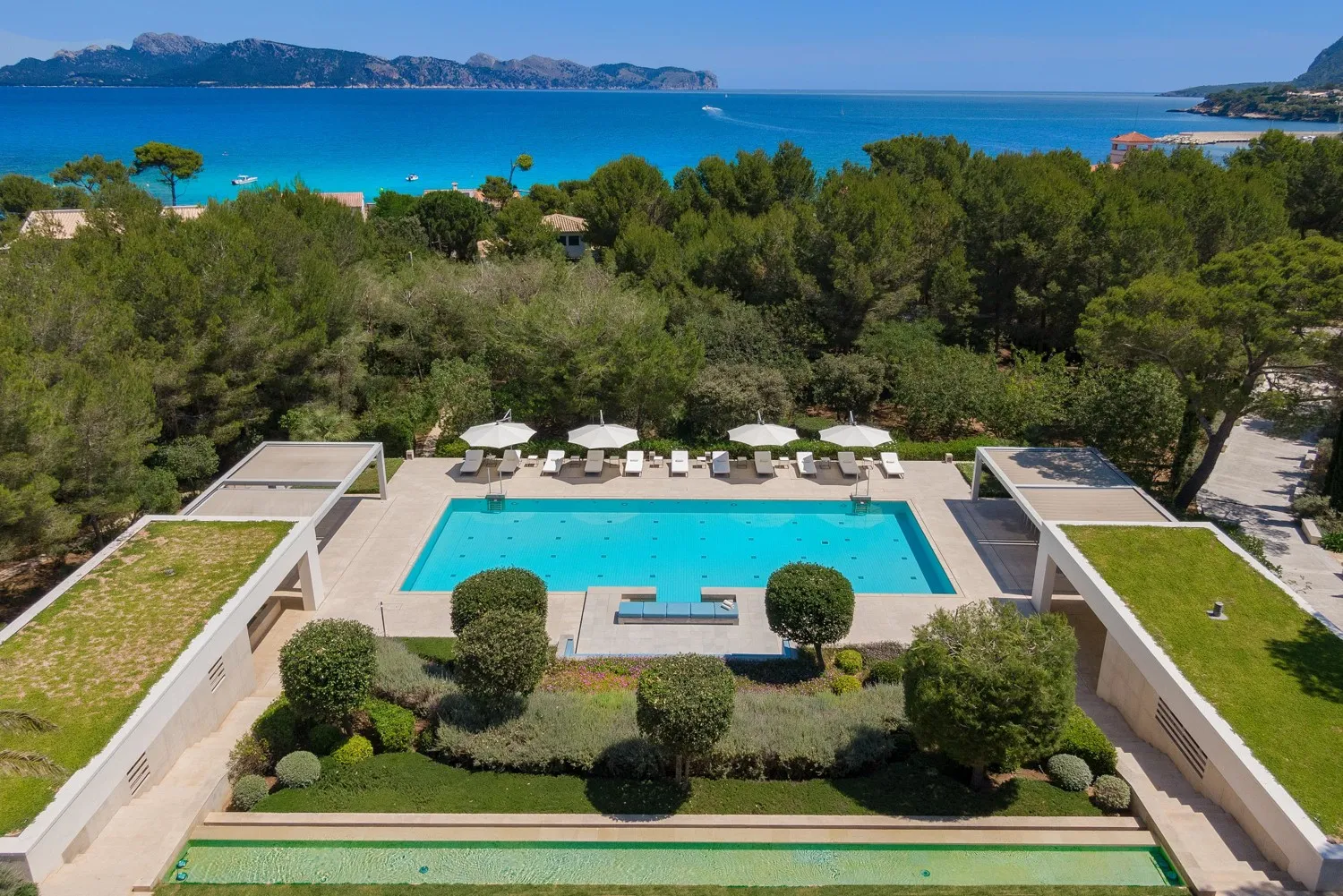 spectacular-villa-in-fantastic-location-quality-and-design-with-sea-views-dream-villa-for-sale-between-pollensa-alcudia