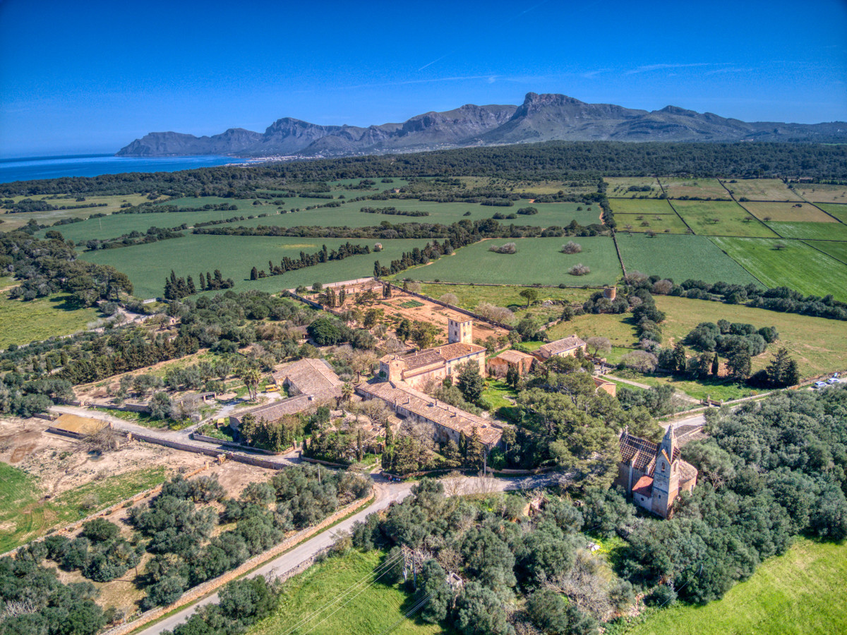 Historisches-Grundstück-mit-Seeblick-und-Bergen-von-Son-Serra-Mari