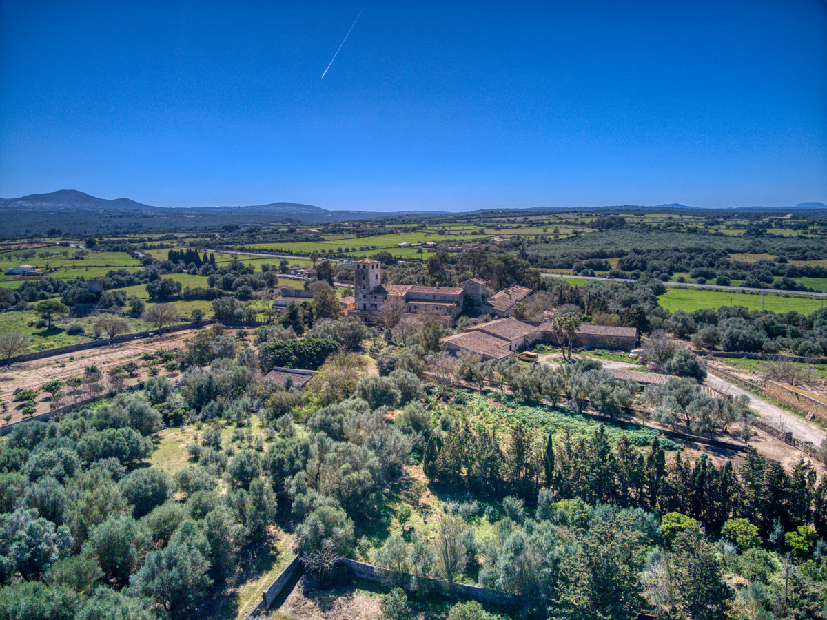 Historisches-Grundstück-mit-Seeblick-und-Bergen-von-Son-Serra-Mari