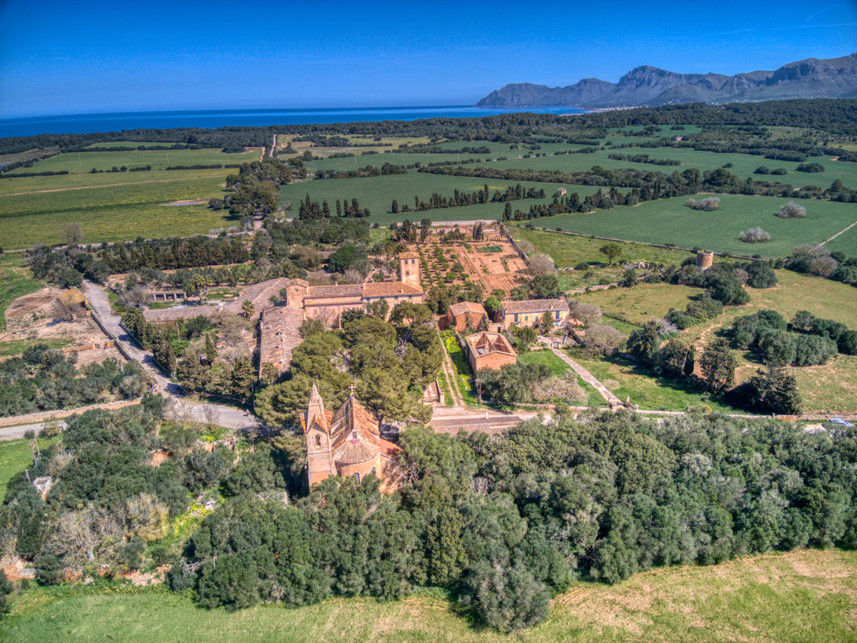 Historisches-Grundstück-mit-Seeblick-und-Bergen-von-Son-Serra-Mari