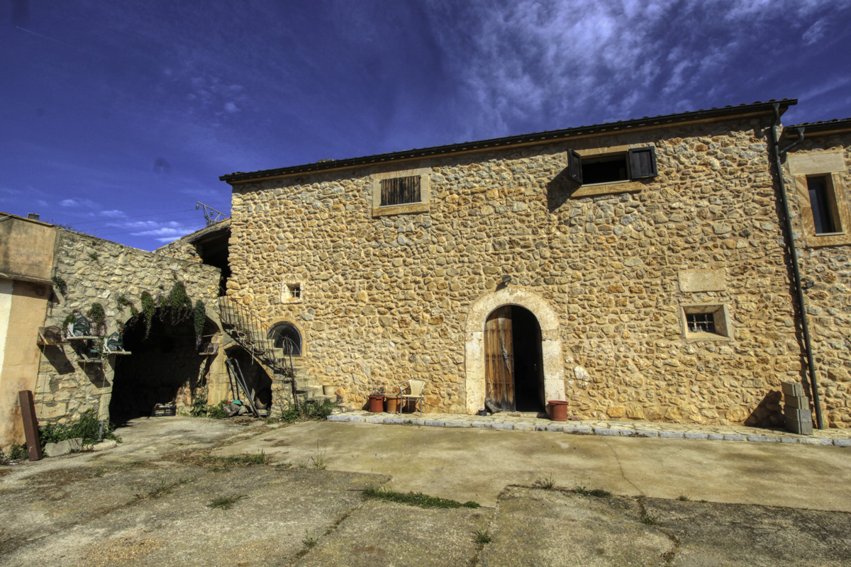 En-venta-gran-finca-de-más-de-36 hectáreas-antigua-“possessió”-en-Sant LLorenç