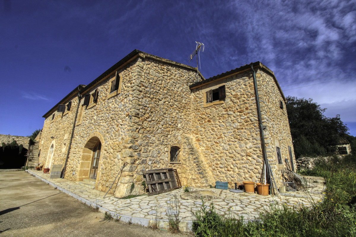 En-venta-gran-finca-de-más-de-36 hectáreas-antigua-“possessió”-en-Sant LLorenç