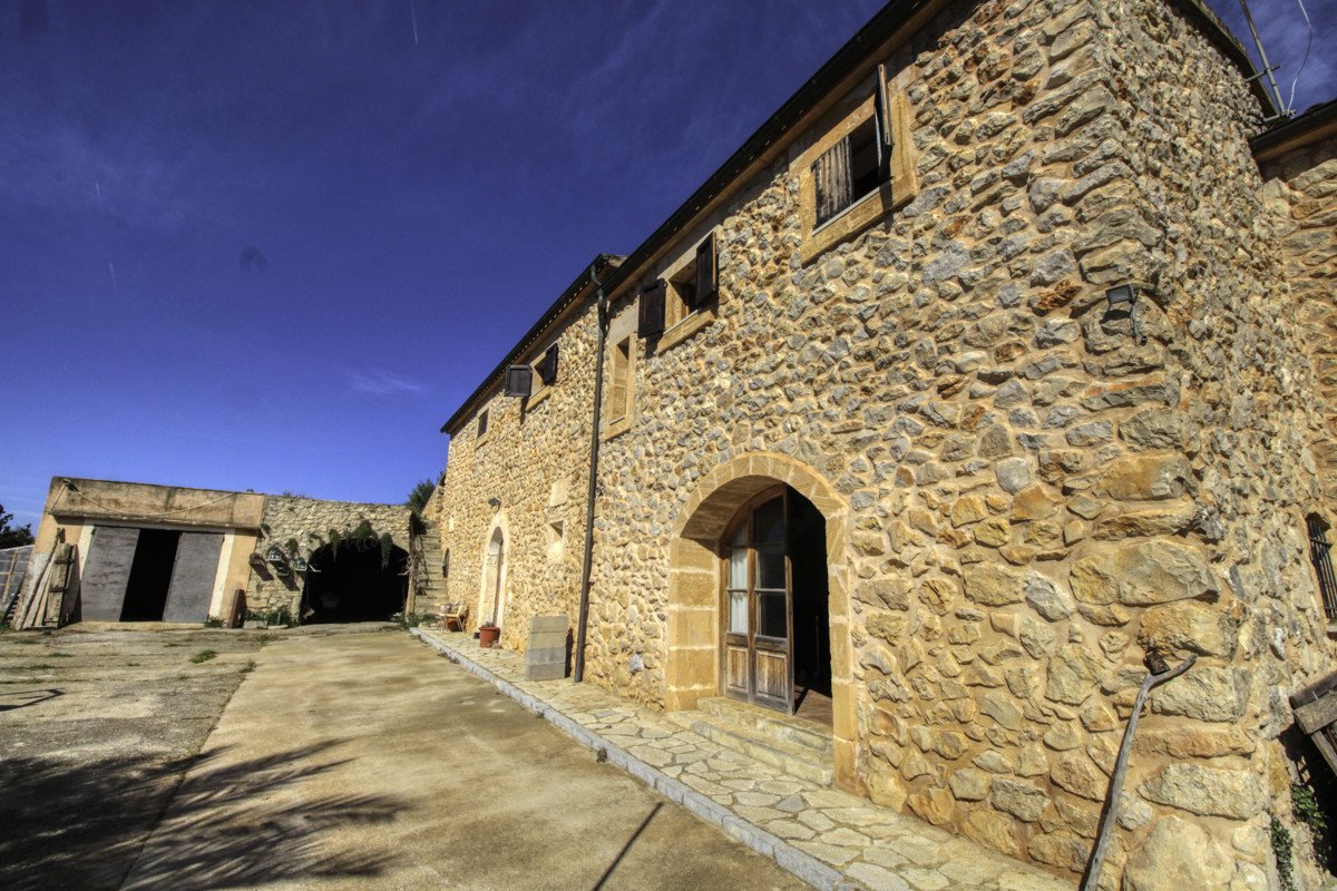 En-venta-gran-finca-de-más-de-36 hectáreas-antigua-“possessió”-en-Sant LLorenç