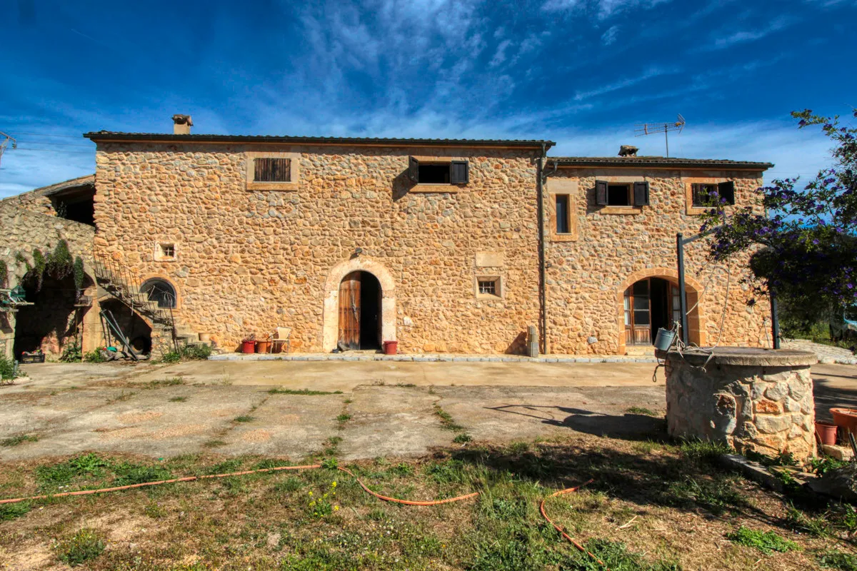 For-sale-large-estate-of-more-than-36-hectares-former-"possessió"-in-Sant-LLorenç.