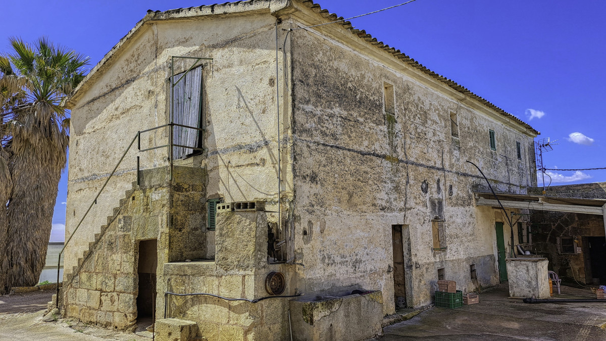 En-venta-gran-finca-con-casa-tradicional-posibilidad-de-reformar-y-construir-piscina-en-Manacor