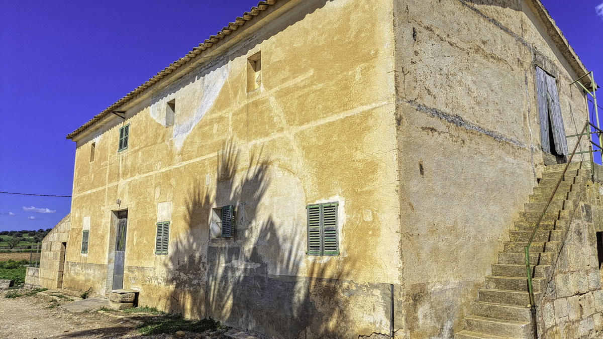 Zu-verkaufen-große-Finca-mit-traditionellem-Haus-Möglichkeit-zu-renovieren-und-Schwimmbad-zu-bauen-in-Manacor