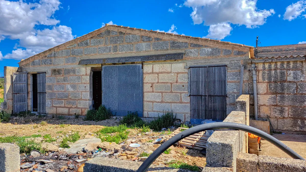 For-sale-large-finca-with-traditionalhouse-possibility-to-renovate-and-build-swimming-pool-in-Manacor
