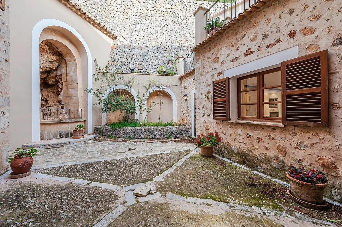 Villa-with-sea-views-in-Escorca