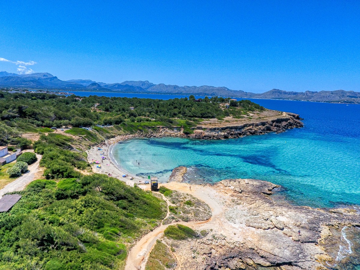 Solar-frente-mar-con-magnificas-vistas-en-Alcudia