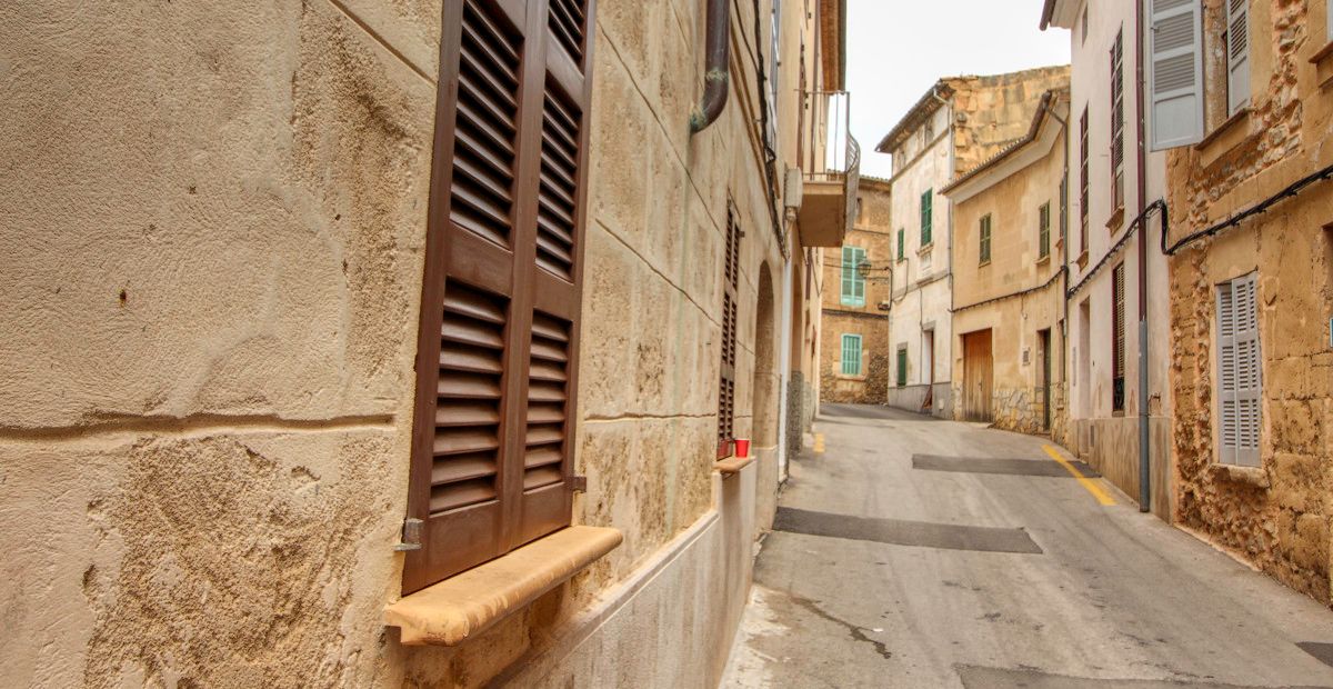 Zu-verkaufen-großes-Haus-mit-Garage-Terrassen-Blick-auf-Dorf-von-Pollença-Puig-de-María