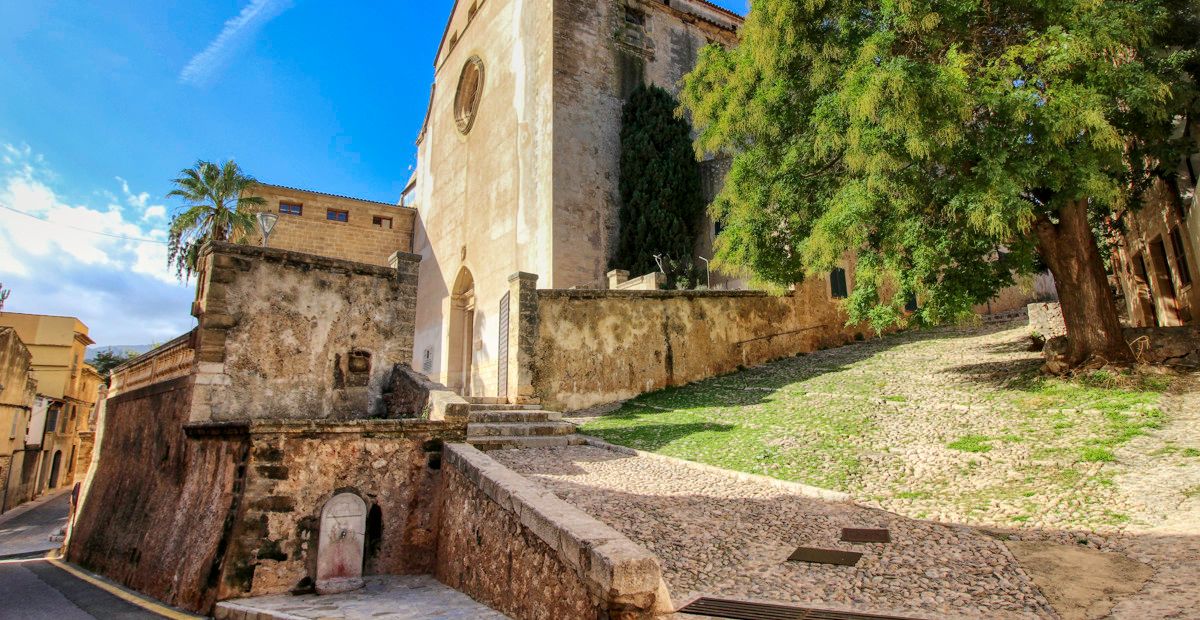 Zu-verkaufen-großes-Haus-mit-Garage-Terrassen-Blick-auf-Dorf-von-Pollença-Puig-de-María