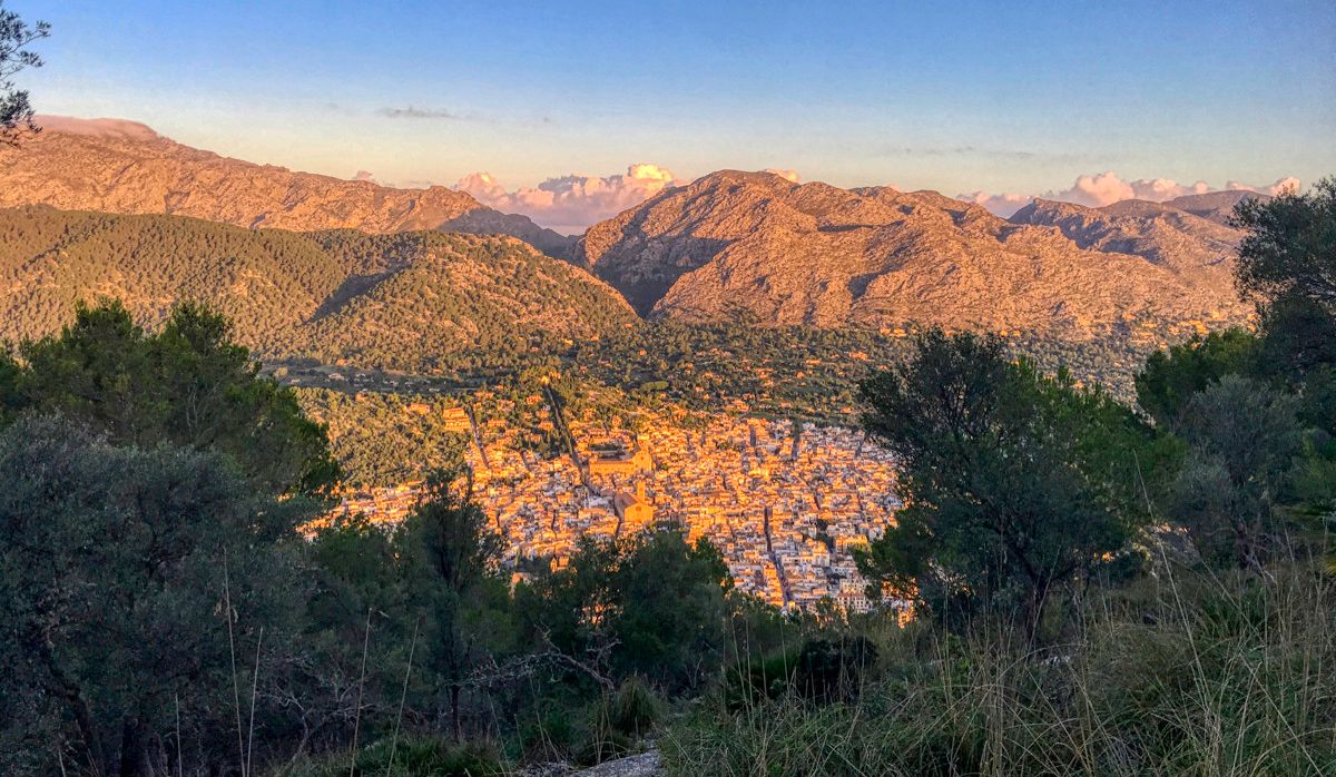 Zu-verkaufen-großes-Haus-mit-Garage-Terrassen-Blick-auf-Dorf-von-Pollença-Puig-de-María