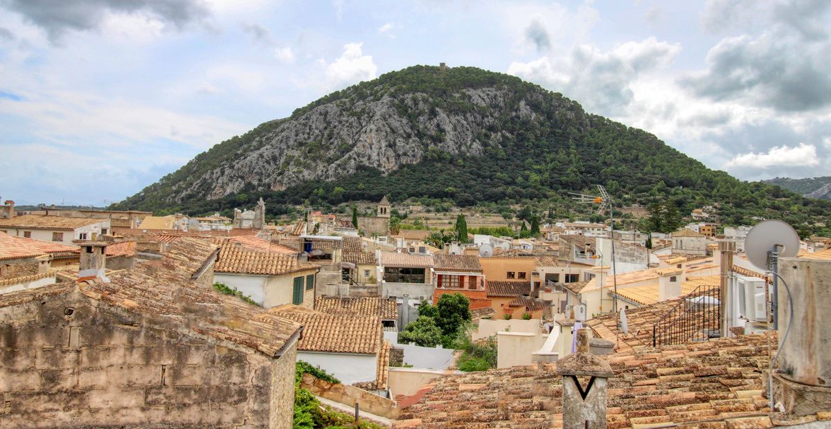 Zu-verkaufen-großes-Haus-mit-Garage-Terrassen-Blick-auf-Dorf-von-Pollença-Puig-de-María