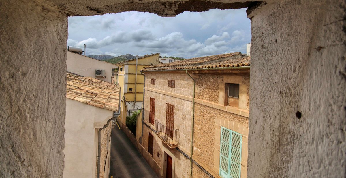Zu-verkaufen-großes-Haus-mit-Garage-Terrassen-Blick-auf-Dorf-von-Pollença-Puig-de-María