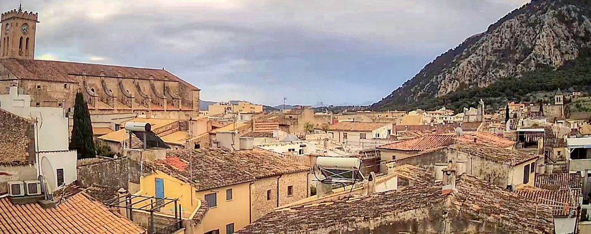 Zu-verkaufen-großes-Haus-mit-Garage-Terrassen-Blick-auf-Dorf-von-Pollença-Puig-de-María