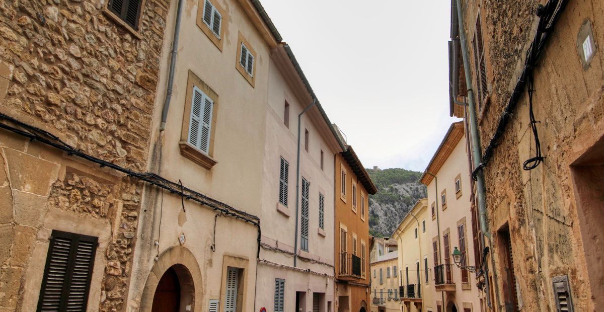 Zu-verkaufen-großes-Haus-mit-Garage-Terrassen-Blick-auf-Dorf-von-Pollença-Puig-de-María