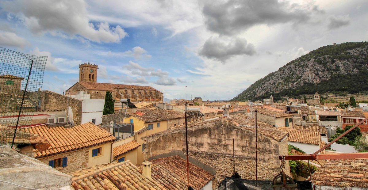 Zu-verkaufen-großes-Haus-mit-Garage-Terrassen-Blick-auf-Dorf-von-Pollença-Puig-de-María