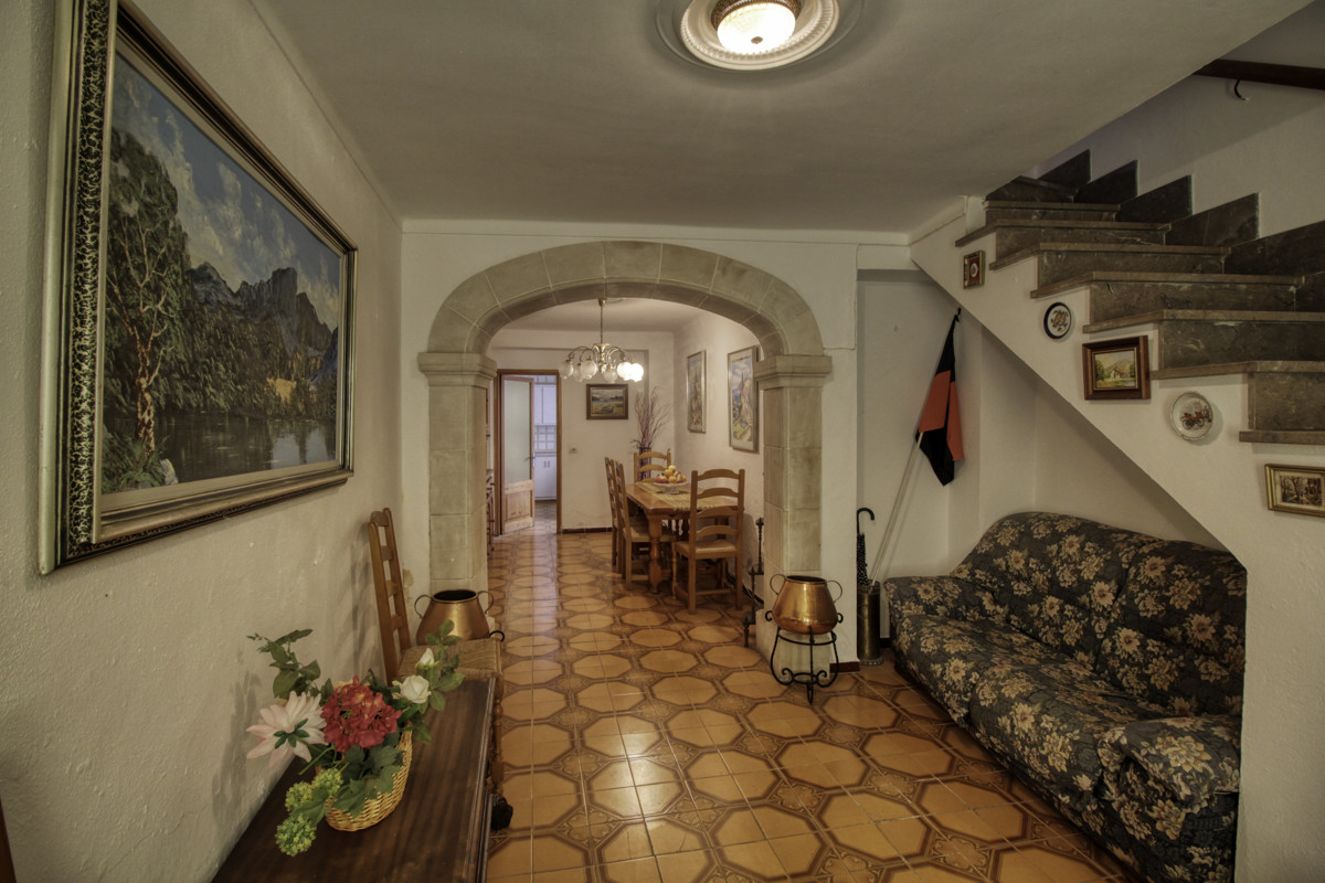 En-venta-acogedora-casa-pueblo-con-terrazas-en-ladera-Calvario-de-Pollença