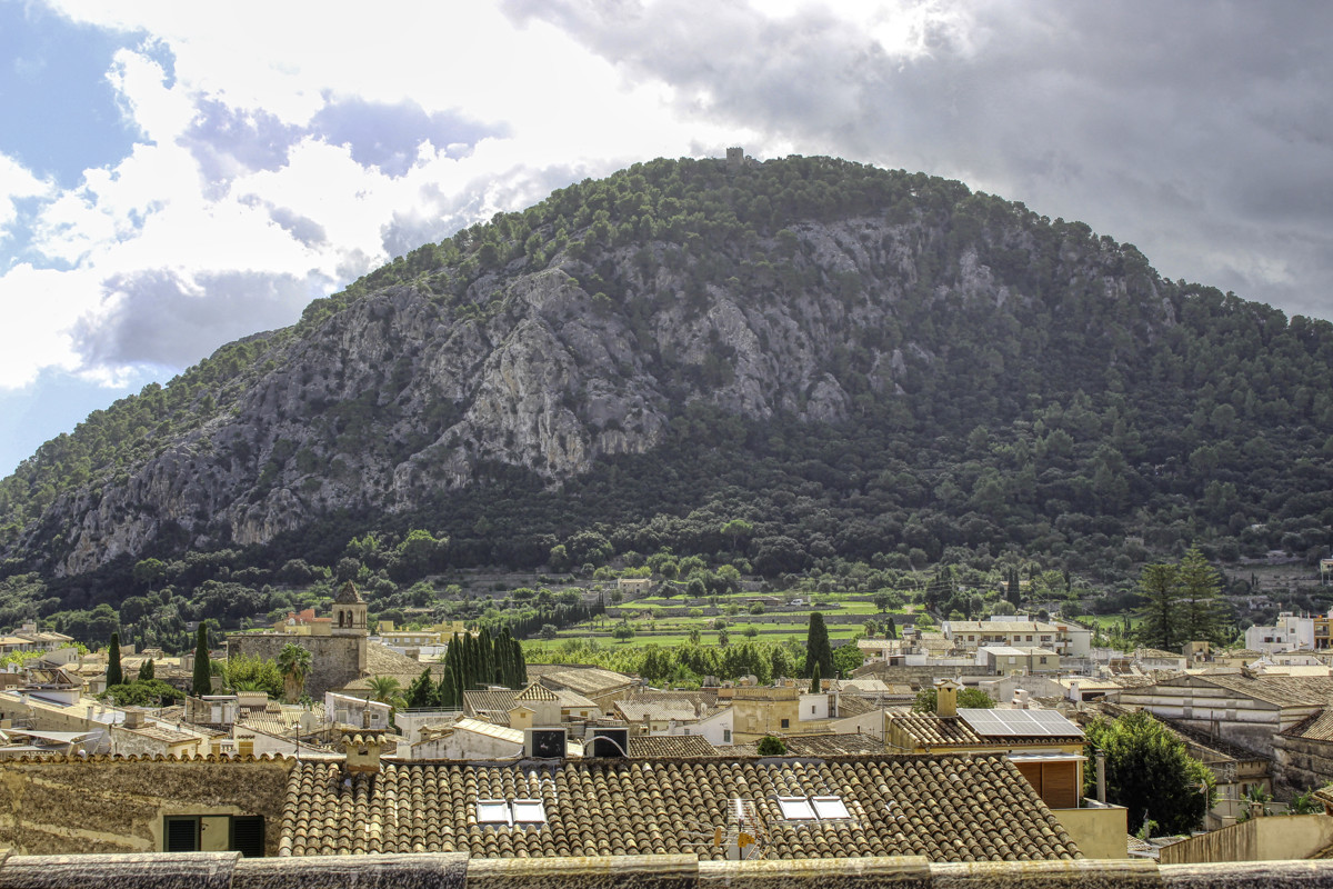 Zu-verkaufen-gemütliches-Dorfhaus-mit-Terrassen-am-Hang-des-Calvario-in-Pollença